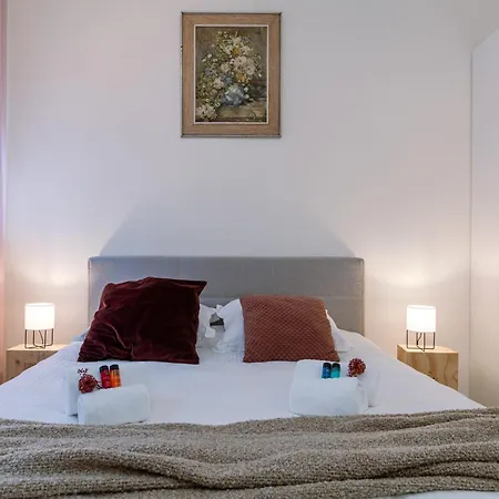 Spacious In The Heart Of Apartment